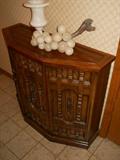 Traditional console cabinet