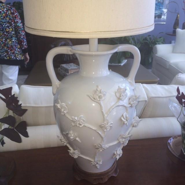Gorgeous majolica-like raised motif large table lamp