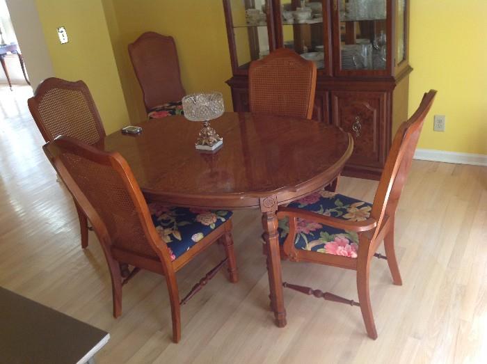Dining Table / 6 Chairs / Leaf $ 300.00