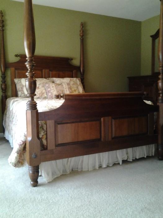 Beautiful Queen Size 4 Post Bed in Oak