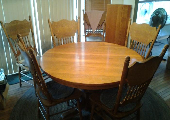 Round Oak KitchenTable with Leaf and 6 Chairs