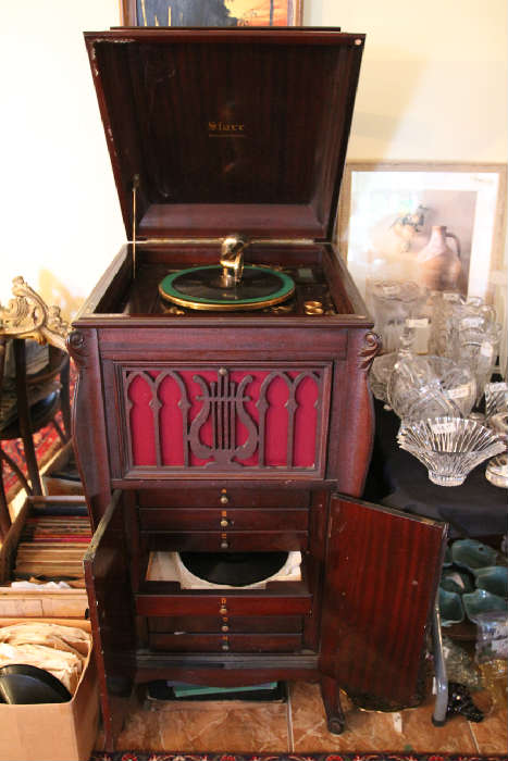 Victrolia with lots of 78s