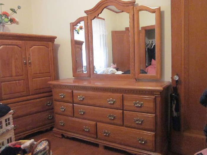 Vaughan Bassett, solid oak triple dresser with 3-section mirror (movable side mirrors)
