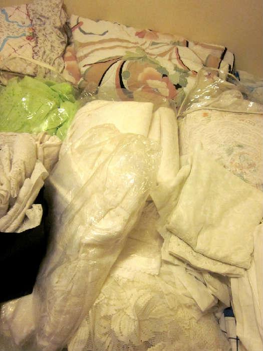 Queen bedding & linens