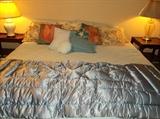 King size bed (no headboard)