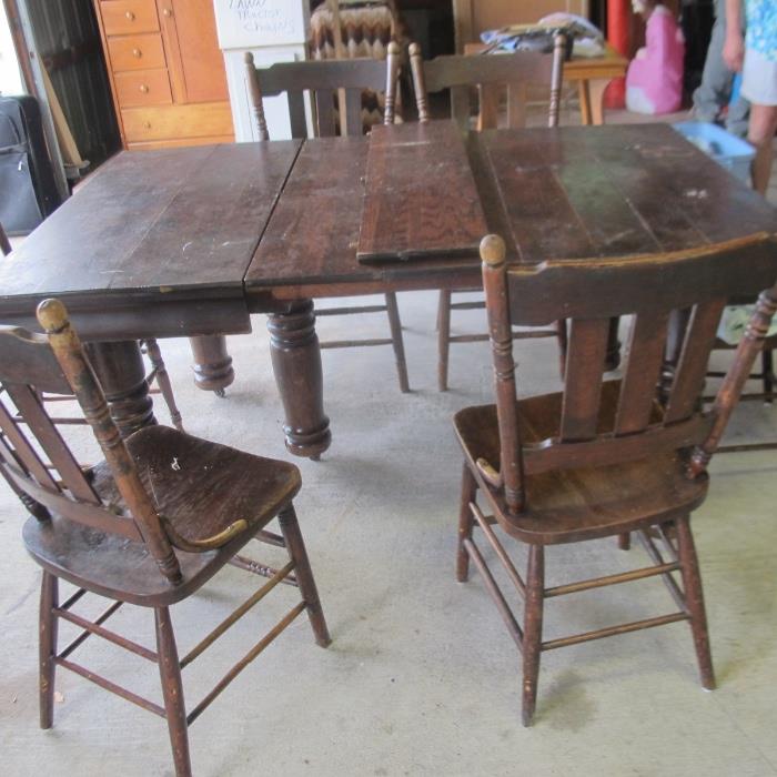 ANTIQUE 5 LEGGED TABLE WITH LEAVES AND 6 CHAIRS