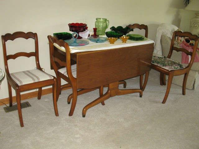 Drop leaf table with 3 leaves & 4 matching chairs