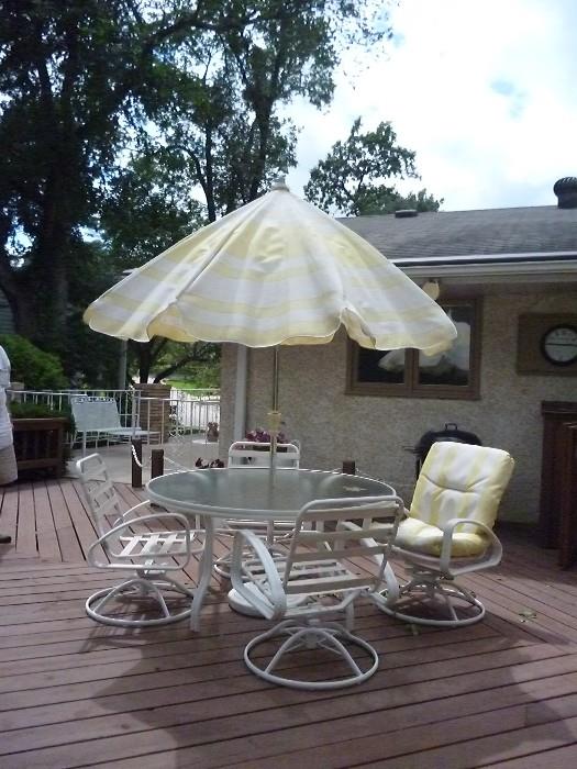 NICE CONDITION PATIO SET WITH 4 CHAIRS AND CUSHIONS WITH UMBRELLA