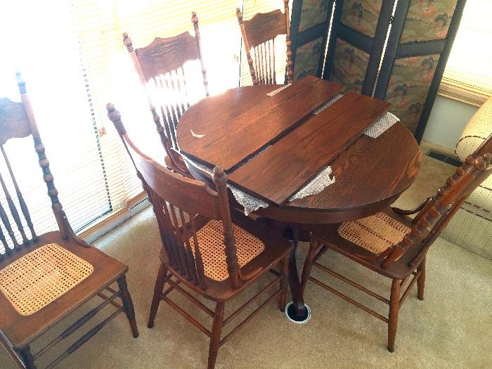 Oak table w/two leaves & 4 press back chairs