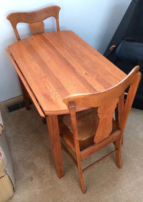 Drop leaf table w/two chairs