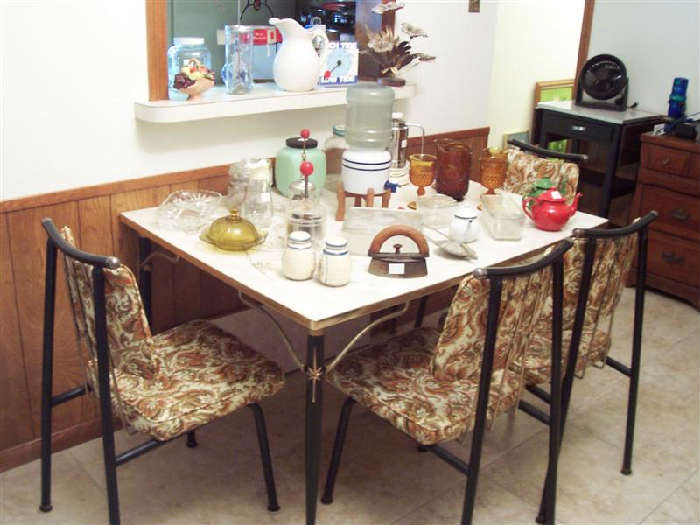 1950's DINETTE SET (TABLE,1 LEAF, 4 CHAIRS)