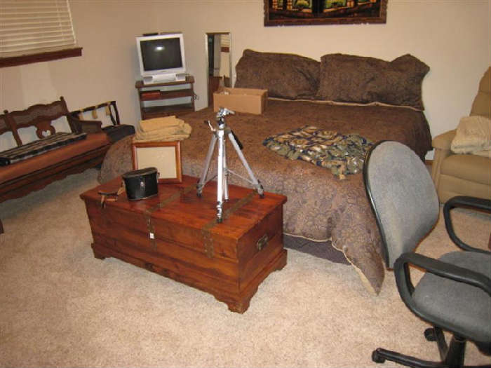 KINGSIZE BED & CEDAR CHEST