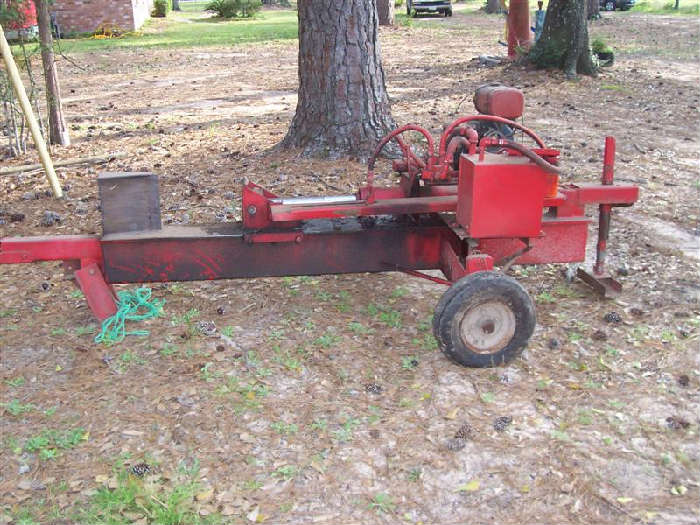 GIANT LOG SPLITTER