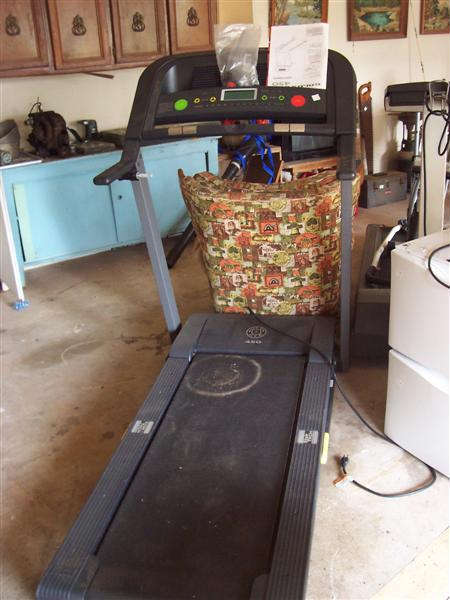 GOLD GYM TREADMILL