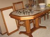 Oak dinning table w/one leaf