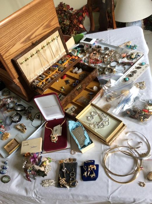 And more costume jewelry & boxes