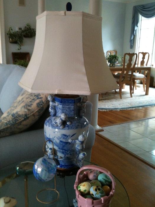 Blue & white Asian lamp w/ climbing figures, decorative items