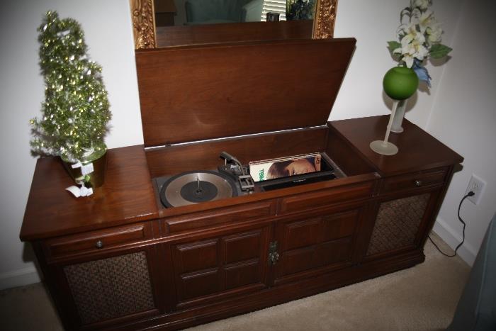 Stereo, turntable console