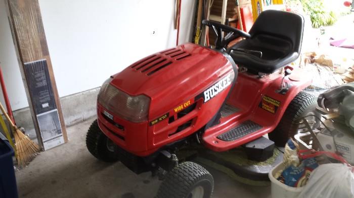 20HP , 46" cut, Huskee Lawn tractor in Excellent condition