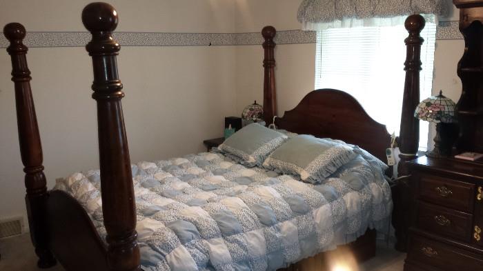 Queen size Four post bed, 5 piece bedroom set includes 2 dressers, 2 nightstands and bed