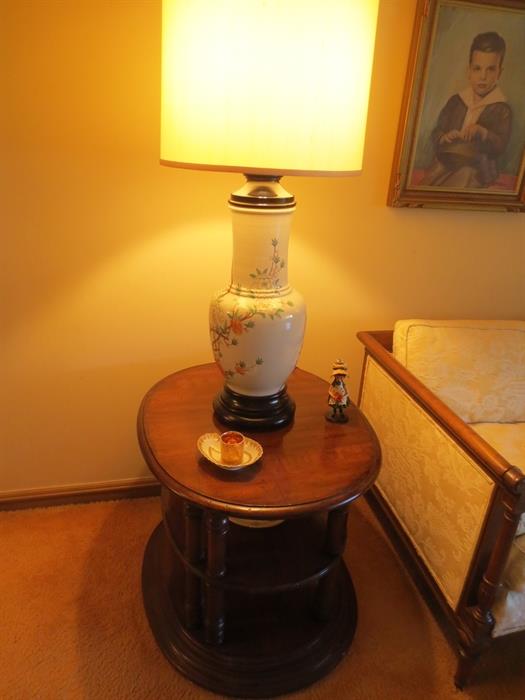 End table w/ painted ceramic lamp