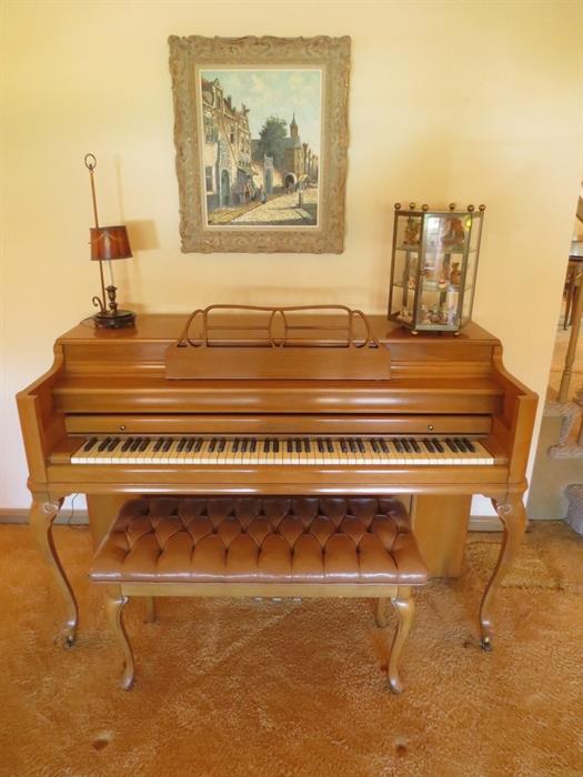 Spinet piano