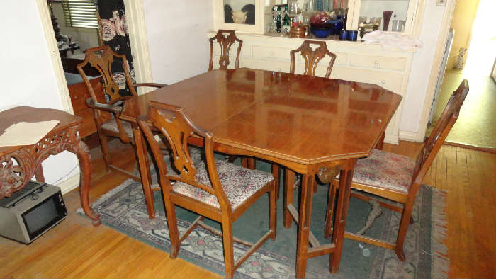antique mahogany dining table with 4 leaves and six chairs , very good condition