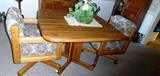 newer oak kitchen table and chairs