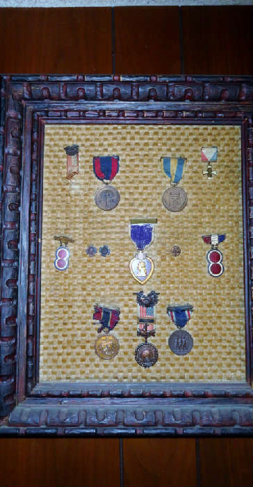 miltary medals ww1-ww11 and  we have a collection 13 spanish american medals including a purple heart all belonging to a sergant robert ross along with a photo album with 20 photos,