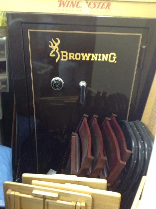 Browning gun case holds 33 plus...also gun cases and tons of hunting items