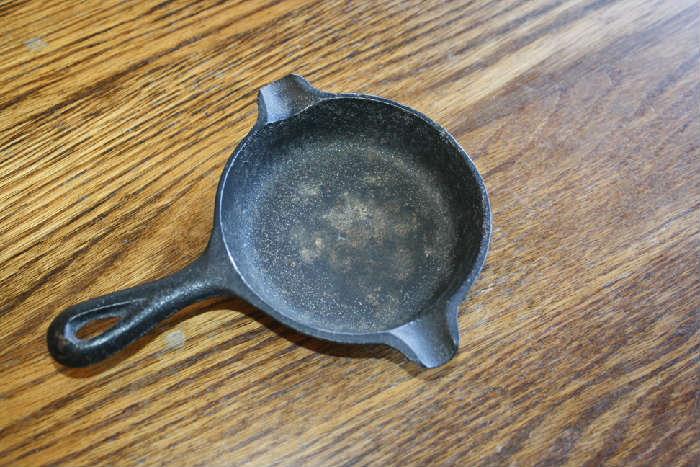 CAST IRON WAGNER ASH TRAY