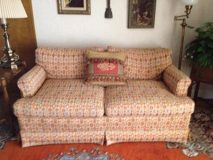 HENREDON LOVE SEAT IN GREAT CONDITION !!