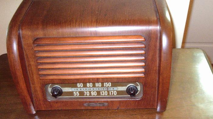Close-up of the great old radio!!