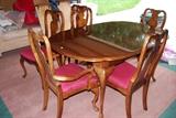 Beautiful Dining table/2 leaves and 6 chairs (pristine condition)