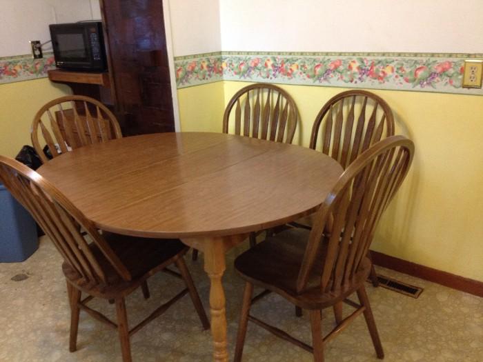Kitchen table and 6 Chairs