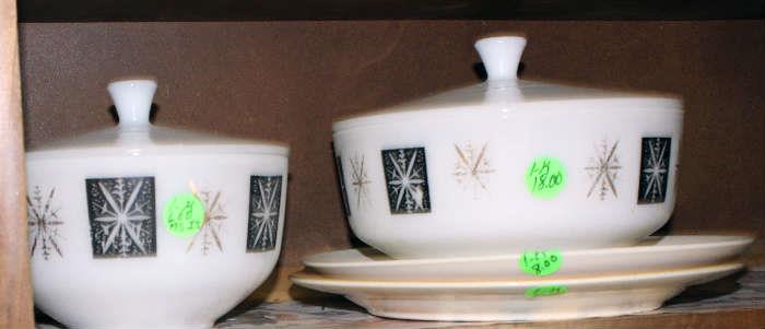 Two of the Pyrex bowls with lids.