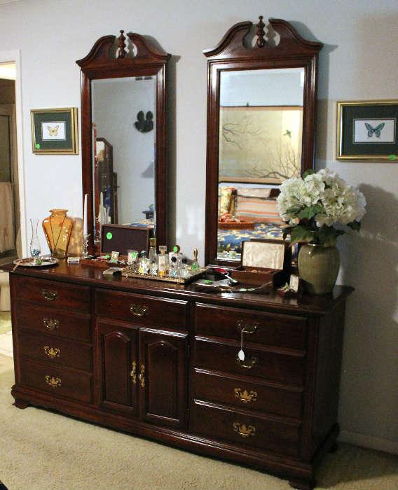 Dresser to the King bed with two mirrors and lot of drawers.