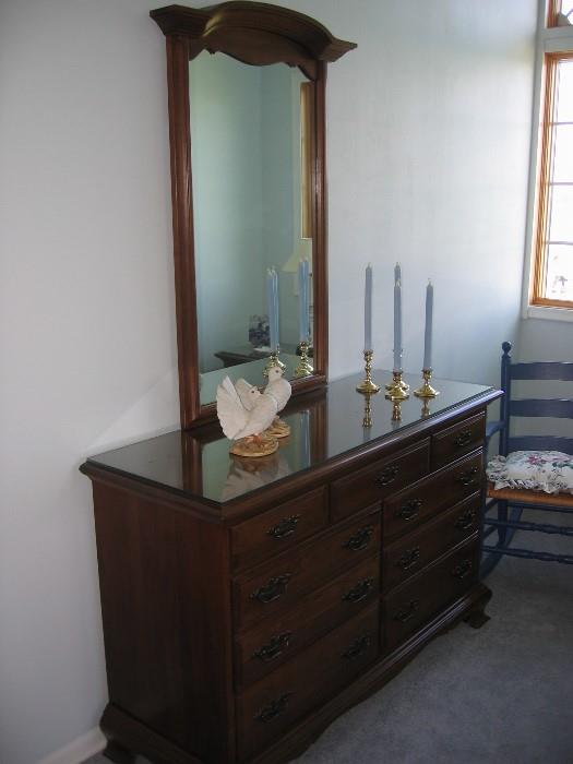 Bedroom set (vanity/mirror)