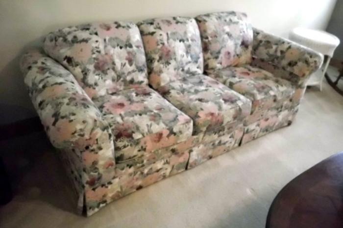  	Flex-Steel Floral Print Couch
