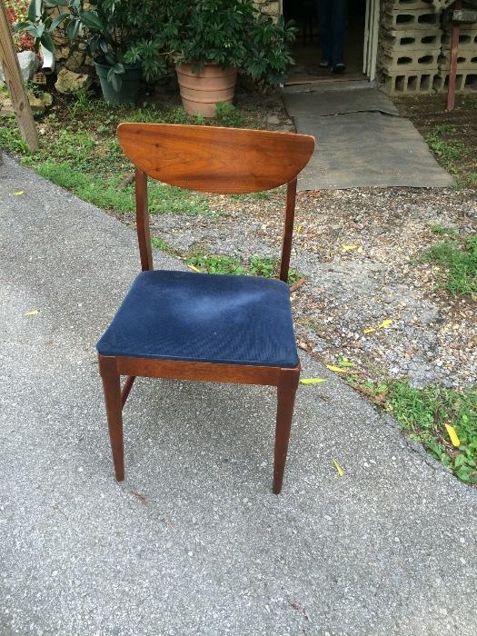 Simple Drexel Mid century modern desk chair. There is a desk to match with photos to follow.