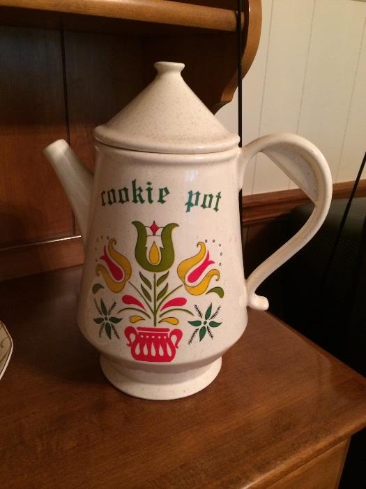 Dutch colonial large tea pot cookie jar. 