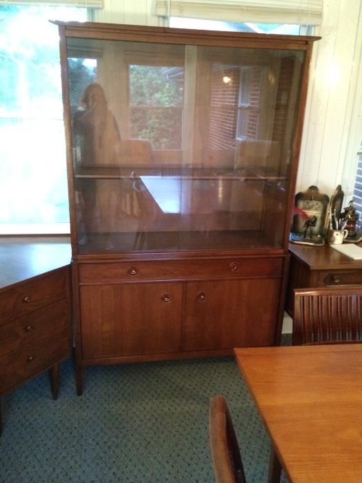 Gorgeous Drexel Counterpoint hutch. Beautifully designed and in great shape! Buy here, fluff it a little and make big bucks!