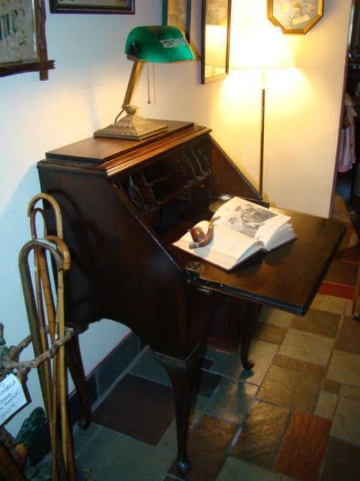 LADIES DESK & EMERALITE LAMP