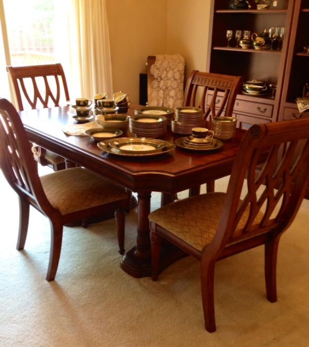 Gorgeous Dining room with Double Pedestal Table, 4 chairs & 2 leaves