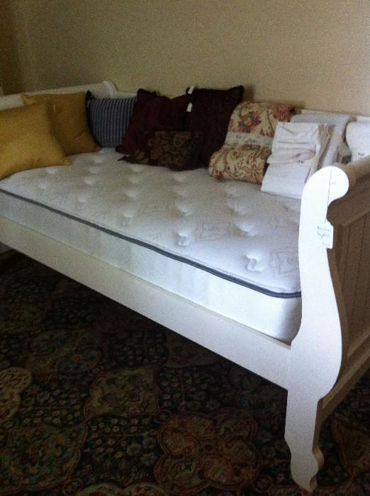                         Exceptionally nice day bed