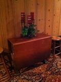 Drop-leaf table; 2 small oak stools; decorative candles