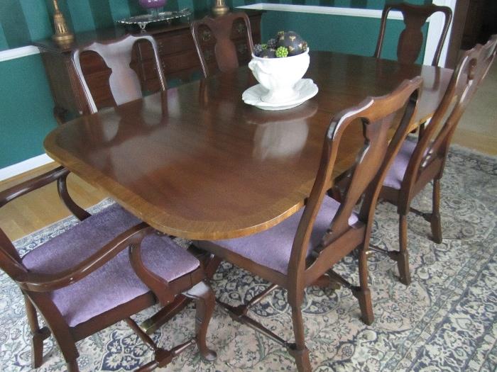 GREAT DINING ROOM TABLE AND CHAIRS