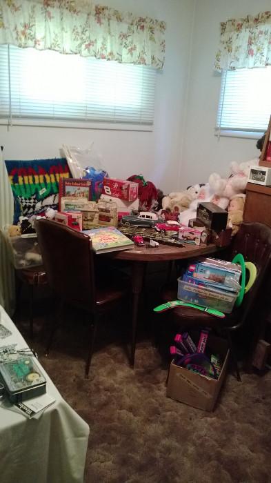 Table with 2 leaves and 6 chairs, Stuffed animals, Diecast cars