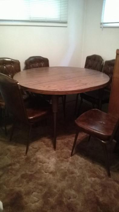 Table with 2 leaves and 6 chairs