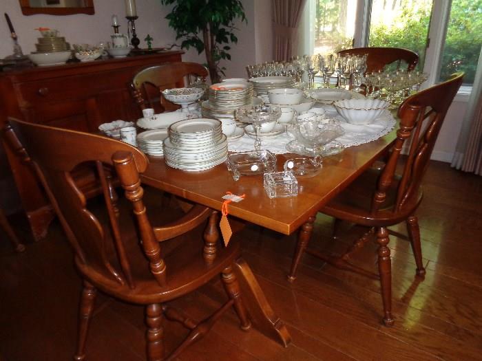 nice dining table w/6 chairs